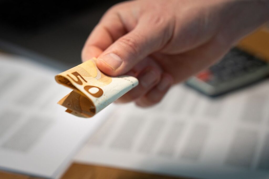 Acompte sur salaire : droits, conditions et calcul en 2026