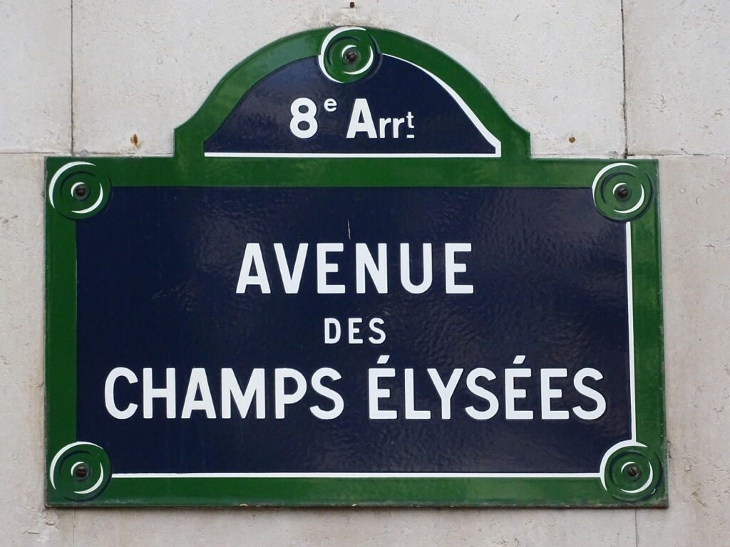 Plaque de rue de l'avenue des Champs-Élysées, dans le 8e arrondissement de Paris