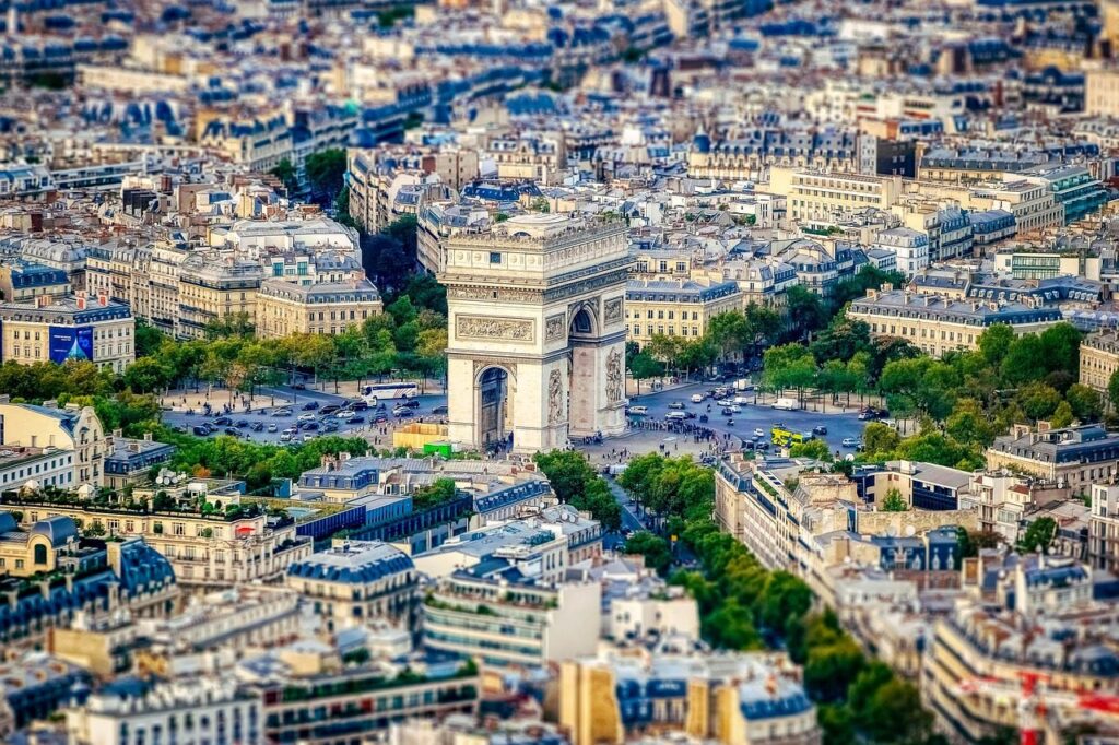 Vue aérienne de l'Arc de Triomphe et des immeubles autour de la place Charles-de-Gaulle, à Paris