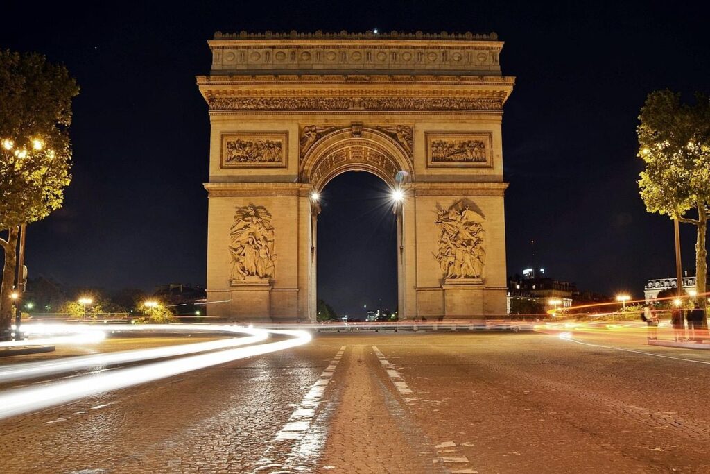 L'Arc de Triomphe en haut de l'avenue des Champs-Élysées, de nuit