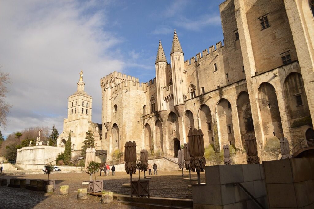 Palais des Papes et cathédrale Notre-Dame-des-Doms à Avignon, vus depuis la place du Palais