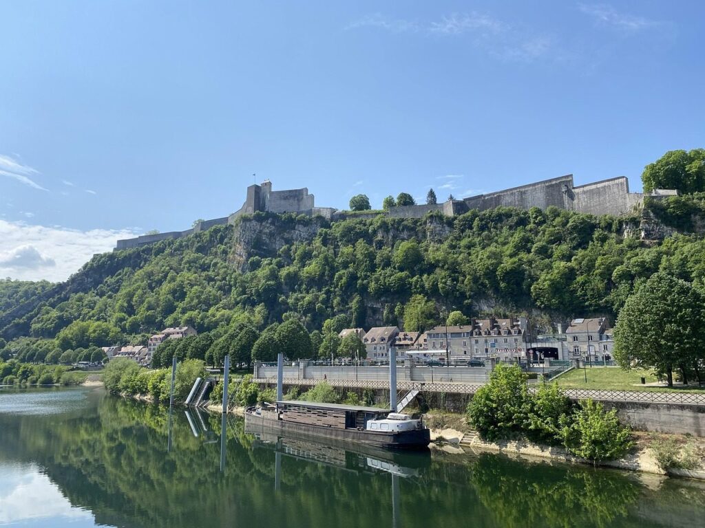 La citadelle de Besançon sur sa colline boisée, au-dessus du Doubs et des quais