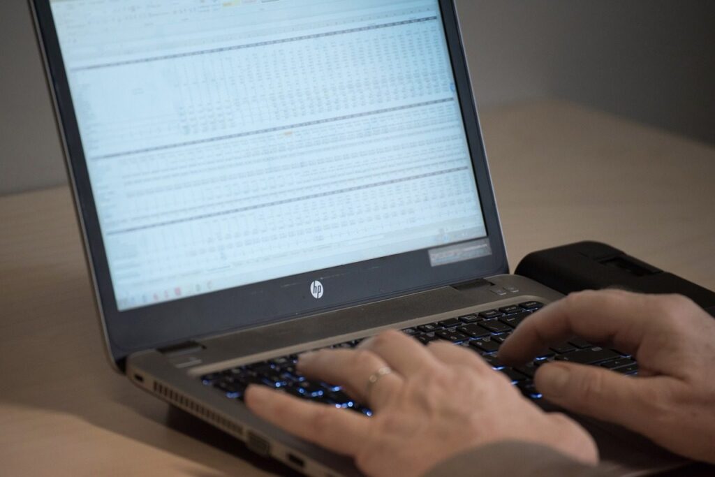 Tableur de comptabilité ouvert sur un ordinateur