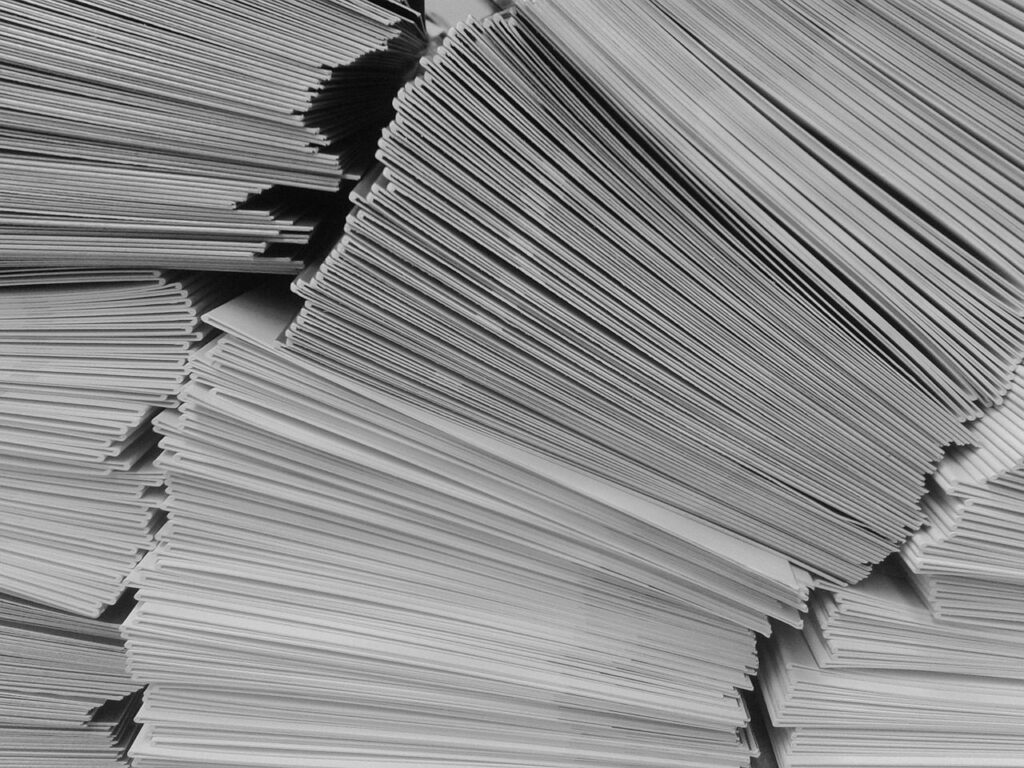 Piles d'enveloppes blanches empilées, en noir et blanc