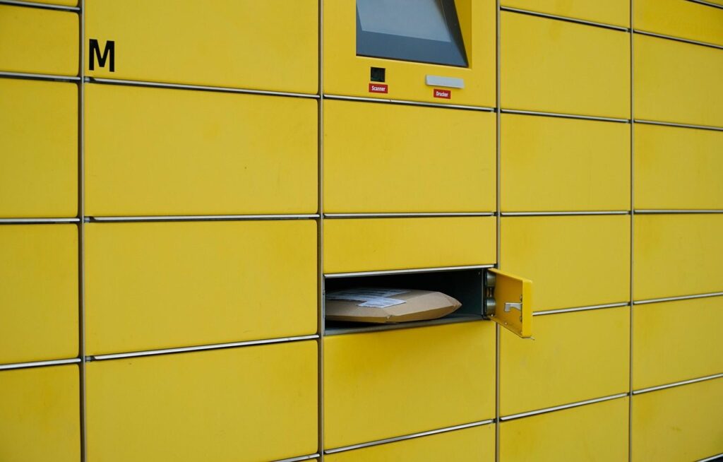 Consigne automatique à colis jaune avec un casier ouvert contenant un paquet