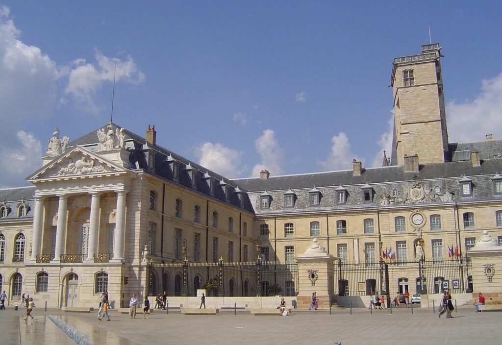 Le palais des ducs de Bourgogne et la tour Philippe le Bon, place de la Libération à Dijon
