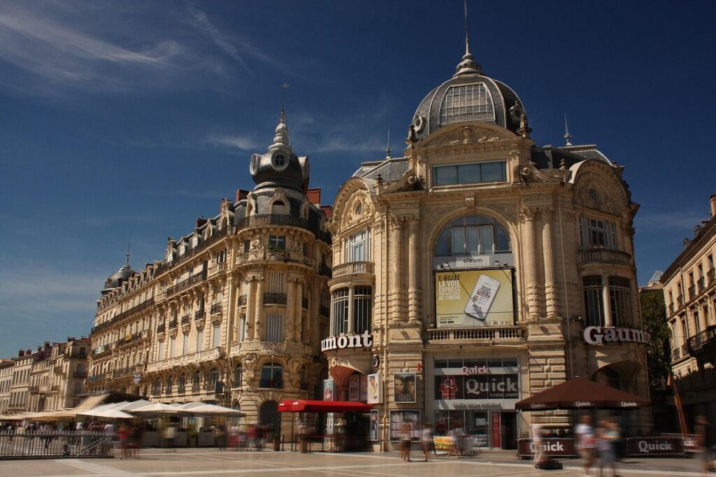 Immeubles haussmanniens à dôme de la place de la Comédie à Montpellier, sous un ciel bleu