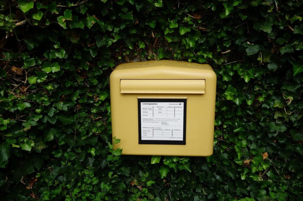 Boîtes postales dans un bureau de poste