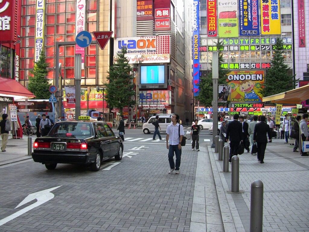 Rue commerçante du quartier d'Akihabara à Tokyo, bordée d'enseignes de magasins d'électronique