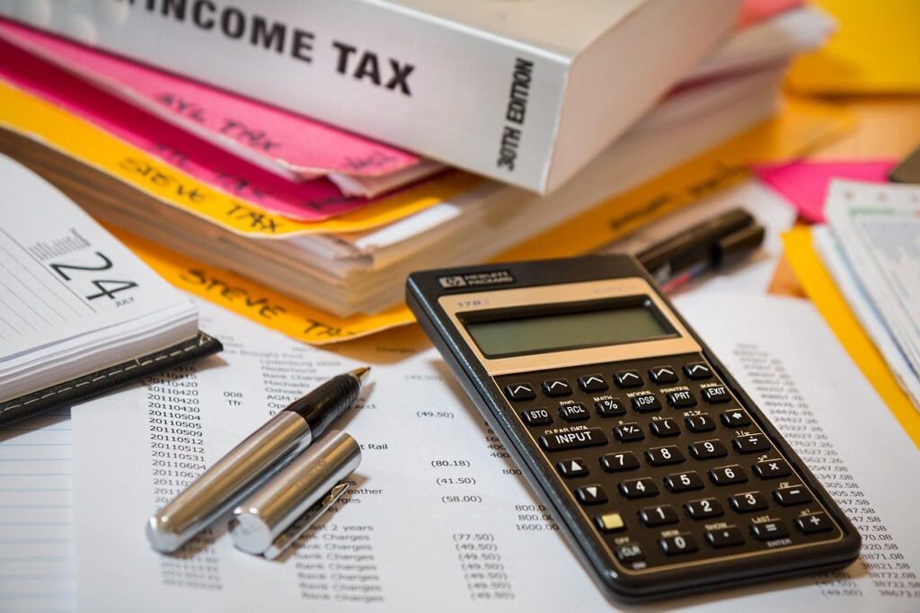 Calculatrice posée sur des documents financiers