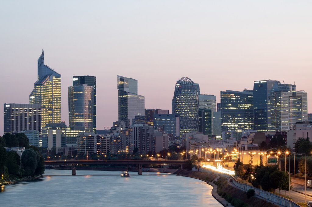 Tours du quartier d'affaires de La Défense au crépuscule, vues depuis la Seine
