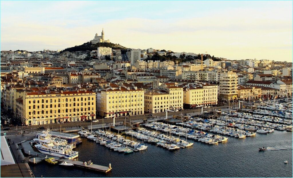 Le Vieux-Port de Marseille et ses bateaux, avec Notre-Dame-de-la-Garde sur la colline en arrière-plan