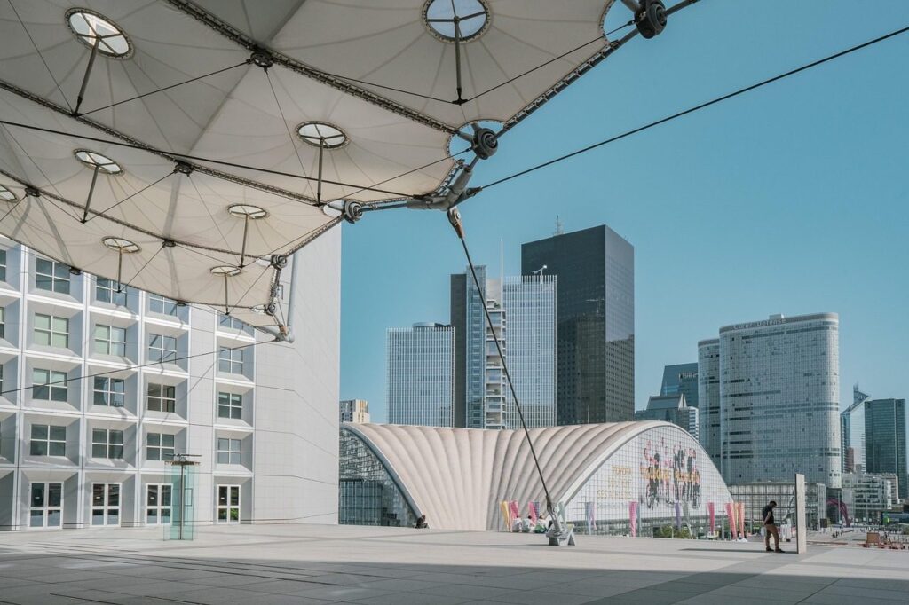 La Grande Arche et les tours du quartier d'affaires de La Défense sous un ciel bleu